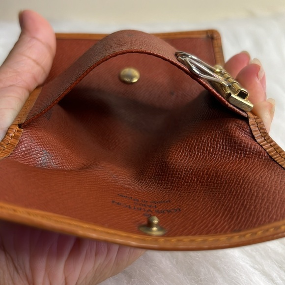 Louis Vuitton Epi Brown color 4 key case - Picture 7 of 12